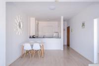 Kuchyň nebo kuchyňský kout v ubytování Jacaranda Apartments & Studios
