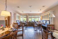 un restaurante con mesas y sillas de madera y un comedor en Hotel Regina Maris, en Norddeich