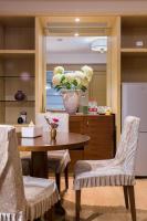 eine Küche mit Tisch und Stühlen und einem Kühlschrank in der Unterkunft Pinxiayuan Apartment in Lvcheng Resort in Zhoushan