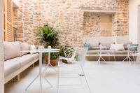 Una sala de estar con un sofá y sillas y una mesa. en ARA Alcudia, en Alcudia