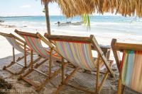 2 sillas y una mesa en la playa en Canto de Caracola, en Rincón