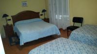 Posteľ alebo postele v izbe v ubytovaní Hostal Guzman El Bueno by gaiarooms