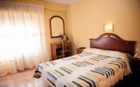 Posteľ alebo postele v izbe v ubytovaní Hostal Guzman El Bueno by gaiarooms