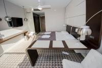Televízia a/alebo spoločenská miestnosť v ubytovaní Marine Apartament