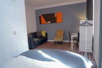 una sala de estar con un sofá y una mesa en The red house, en Luxemburgo