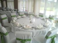 NetretićにあるHotel Amarilisの白いテーブルと椅子のあるダイニングルーム