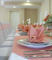 NetretićにあるHotel Amarilisの長テーブル(皿、ナプキン付)