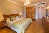 A bed or beds in a room at Imperiale Palace Hotel