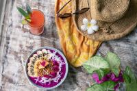 un tavolo con un piatto di cibo e una ciotola di insalata di Scar Reef Resort - Beachfront Paradise HALF BOARD or NIGHT STAY a Jereweh