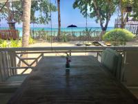 un lungo tavolo di legno con vista sulla spiaggia di Scar Reef Resort - Beachfront Paradise HALF BOARD or NIGHT STAY a Jereweh