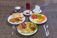 três pratos de comida de pequeno-almoço numa mesa em Kathmandu Suite Home em Catmandu