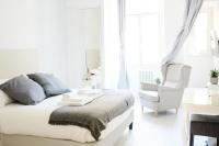 Łóżko lub łóżka w pokoju w obiekcie White Fanti Apartment