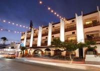 un edificio con luces en una calle de la ciudad por la noche en Best Western El Cid, en Ensenada