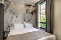 モンルージュにあるHotel Sixteen Paris Montrougeのベッドルーム1室(女性のポスター付きベッド1台付)