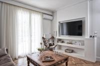 A television and/or entertainment centre at Marvelous n Bright Apt next to Megaro Mousikis