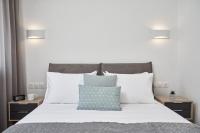 A bed or beds in a room at Marvelous n Bright Apt next to Megaro Mousikis