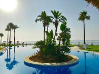Bazén v ubytovaní MI CAPRICHO, Beachfront, Grownfloor, Private Garden & Terrace alebo v jeho blízkosti