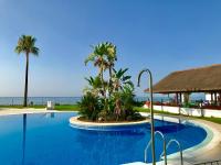 Bazén v ubytovaní MI CAPRICHO, Beachfront, Grownfloor, Private Garden & Terrace alebo v jeho blízkosti