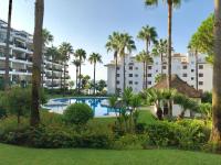 Bazén v ubytovaní MI CAPRICHO, Beachfront, Grownfloor, Private Garden & Terrace alebo v jeho blízkosti