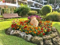 Vonkajšia záhrada v ubytovaní MI CAPRICHO, Beachfront, Grownfloor, Private Garden & Terrace