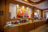 黎府黎府村酒店的餐厅里摆满食物的自助餐台