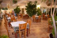 Reštaurácia alebo iné gastronomické zariadenie v ubytovaní Haraki Bay Hotel and Luxury Apartments