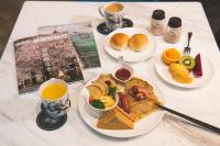 台中市城市漫游行旅的摆满食物和咖啡的桌子