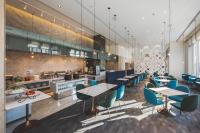 台中市城市漫游行旅的一间有桌椅和厨房的餐厅