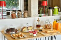 een tafel met brood en andere etenswaren erop bij Artemisia Boutique Hotel in Bastelica