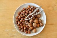 een kom noten op een houten tafel bij Artemisia Boutique Hotel in Bastelica