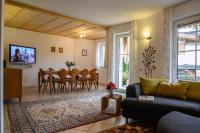Telewizja i/lub zestaw kina domowego w obiekcie Haus Elisengrund am Geigenbuehel - chalet privé