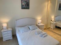 A bed or beds in a room at CASA TORRECILLA LINDA Adosado 2 Dormitorios a 50 metros de la Playa Torrecilla Nerja
