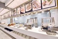 um restaurante com buffet de comida em Ramada Plaza by Wyndham Wenzhou em Wenzhou