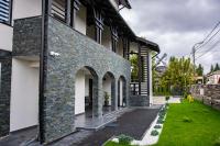 una vista exterior de una casa con patio en Boutique Hotel Casa Medievala, en Curtea de Argeş
