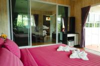 Postel nebo postele na pokoji v ubytování Saree Lagoon Villa Koh Samui