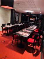 サン・テミリオンにあるイビス ボルドー サン テミリオンのダイニングルーム(長いテーブル、赤い椅子付)