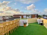 a balcony with chairs and green grass at Casa de la Cruz in Cartagena de Indias