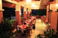 Ein Restaurant oder anderes Speiselokal in der Unterkunft Sun Hill Hotel Patong 