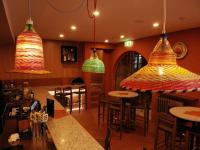 スレッドボにあるHouse of Ullrの天井にカラフルな照明が掛かるレストラン