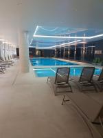 Basen w obiekcie Apartament Bałtyk Nadmorskie Tarasy z parkingiem lub w pobliżu