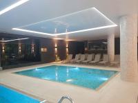Basen w obiekcie Apartament Bałtyk Nadmorskie Tarasy z parkingiem lub w pobliżu