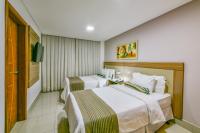 Plaza Inn Breeze Aeroportoにあるベッド
