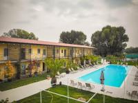 Una vista aérea de un complejo turístico con piscina. en Agriturismo Dolce Luna, en Milán