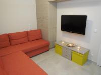 Telewizja i/lub zestaw kina domowego w obiekcie Costa Petra - Luxury Seaside Cottage with Garden - Vacation House for families in Greece