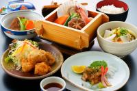 una mesa con platos de comida y tazones de comida en Hotel Seawave Beppu, en Beppu