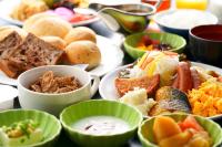una mesa con platos de diferentes tipos de alimentos en Hotel Seawave Beppu, en Beppu