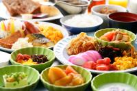 una mesa cubierta con platos de diferentes tipos de alimentos en Hotel Seawave Beppu, en Beppu