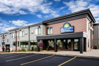 un edificio con una señal para una posada y suites para perros en Days Inn &amp; Suites by Wyndham Duluth by the Mall, en Duluth