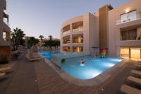 Bazén v ubytování Cactus Beach Hotel nebo v jeho okolí