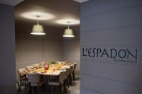 Zimmer mit einem langen Tisch mit Stühlen und Beleuchtung in der Unterkunft L'Espadon in Saint-Jean-de-Monts